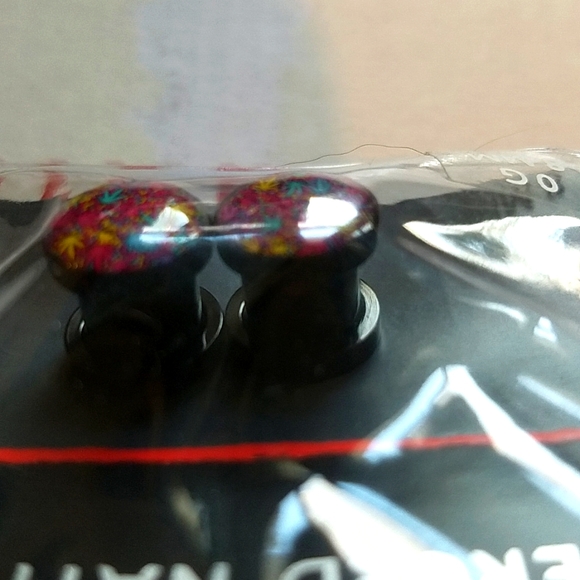 NWT PIERCED NATION MULTICOLOR POTLEAF AND SKULLS PLUGS 0G and 8mm - Picture 4 of 5